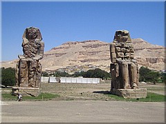 Nilkreuzfahrt und Hurghada - hier: Memnonkolosse nahe Luxor 