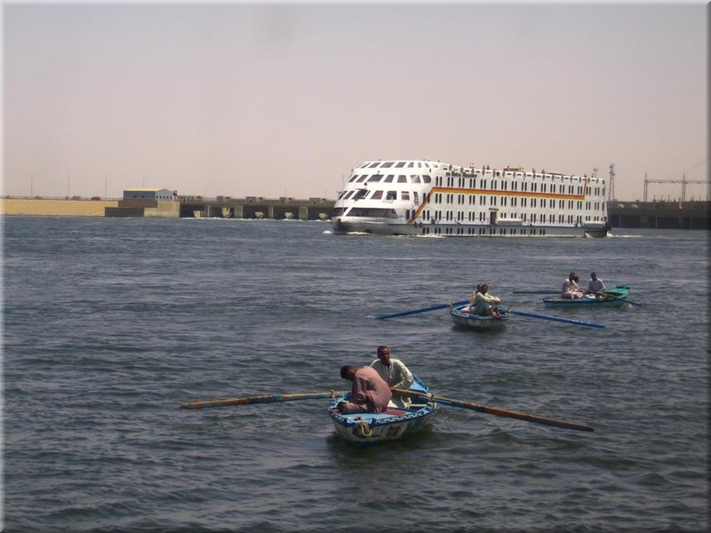 340Aegypten2007VerkaeuferEsnaSchleuse.JPG