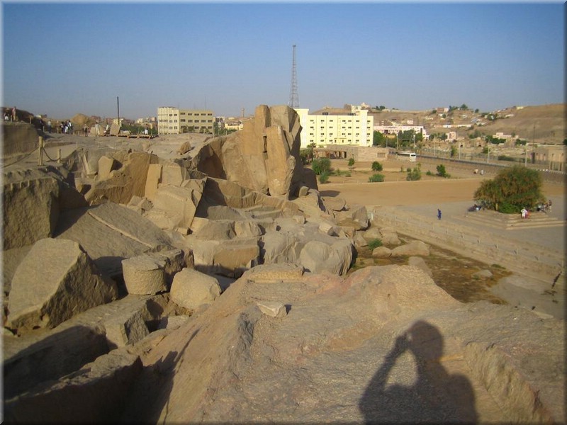 435Aegypten2007AssuanUnvollendeterObelisk1100Tonnen.JPG