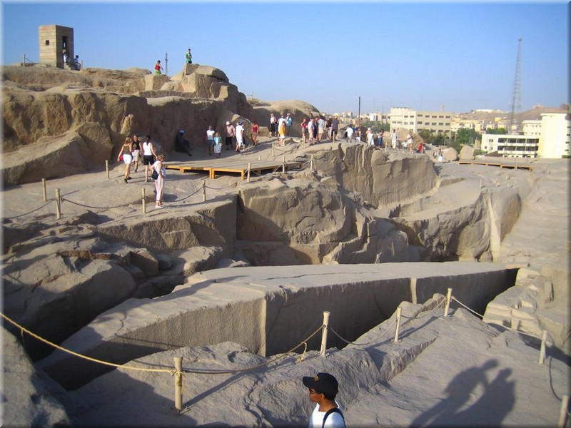 437Aegypten2007AssuanUnvollendeterObelisk1100Tonnen.JPG