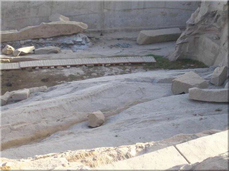 442Aegypten2007AssuanUnvollendeterObelisk1100Tonnen.JPG