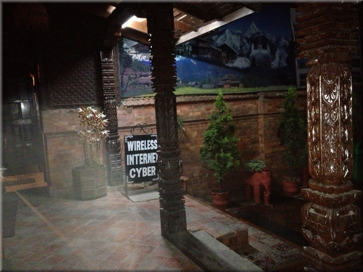 2013_04_18_Kathmandu1021_international_Guesthouse_Hof_am_Abend_Thamel.JPG