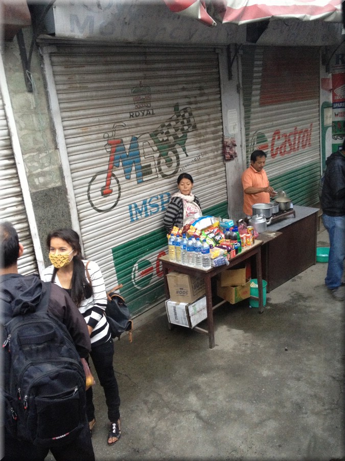 2013_04_20und21_Chitwan1000_Kiosk_Busstation_Kathmandu.JPG