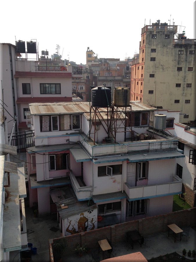 2013_04_29_Bhaktapur1002_Tibet_Peace_Guesthouse_LIEBER_EIN_HAUS_WEITER_GEHEN.JPG