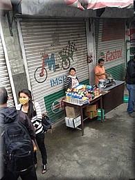 2013_04_20und21_Chitwan1000_Kiosk_Busstation_Kathmandu.JPG