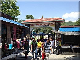 2013_04_27_Pokhara_World_Peace_Pagoda_Devis_Fall1014.JPG