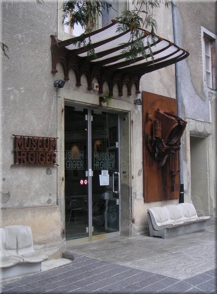 Museum 003Der Eingang zum Museum GigerSchweizGreyerz.jpg