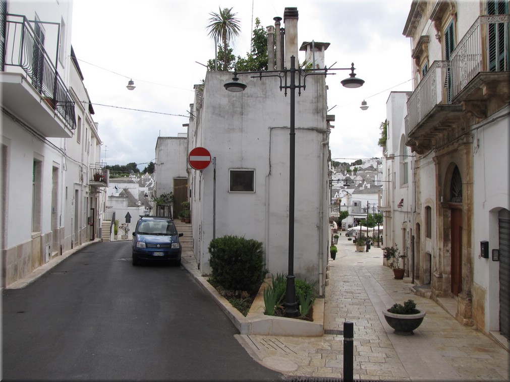 Italien_20012_220_Trulli_Alberobello.JPG