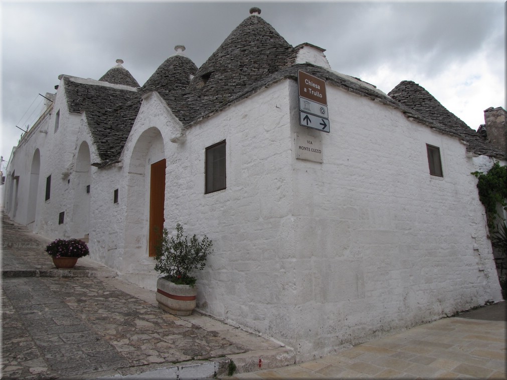 Italien_20012_225_Trulli_Alberobello.JPG