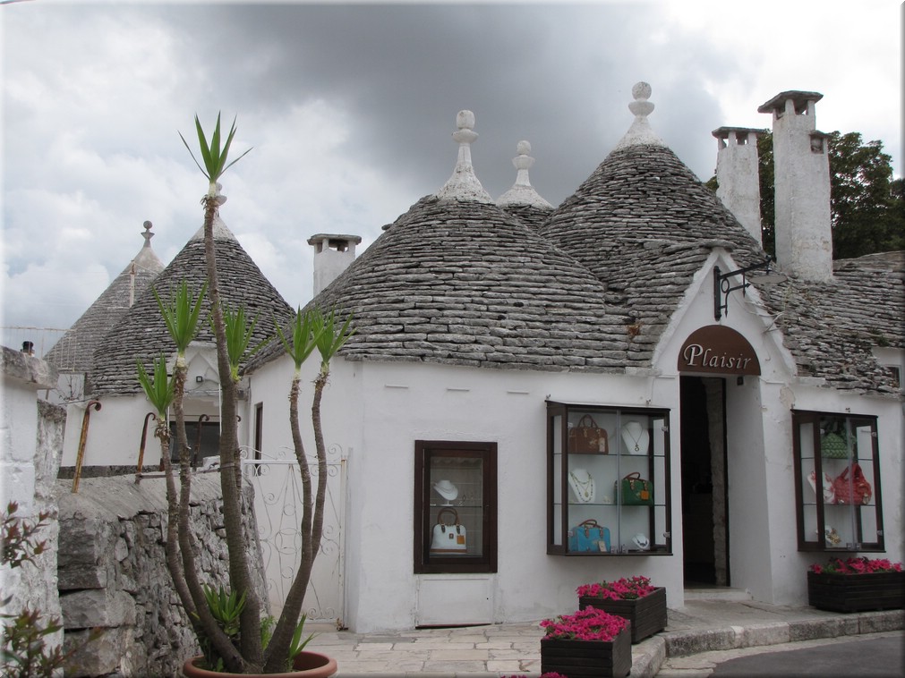 Italien_20012_229_Trulli_Alberobello.JPG