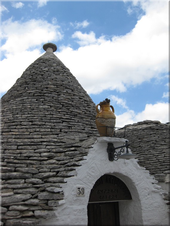 Italien_20012_232_Trulli_Alberobello.JPG