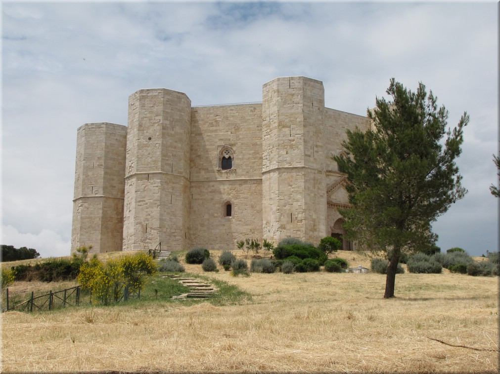 Italien_20012_270_castel_del_monte.JPG
