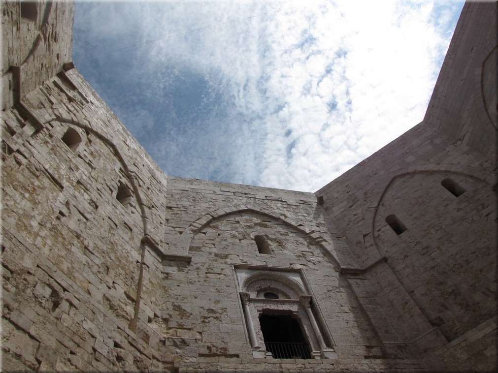 Italien_20012_276_castel_del_monte.JPG