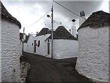 Italien_20012_227_Trulli_Alberobello.JPG