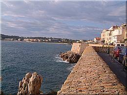 0004 die Stadtmauer Antibes - da kann man drauf fahren. Obwohl eigentlich muss man das sogar.jpg