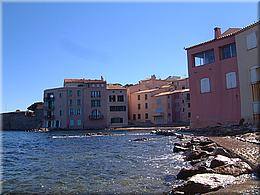 0100 Hauser am Meer hinter dem Hafen in St Tropez.JPG