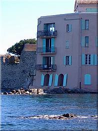 0102 Hauser am Meer hinter dem Hafen in St Tropez.jpg