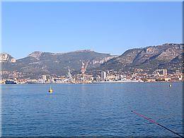 0247 Fruehstueck im Hafen von Toulon mit Blick auf die ganzen Marinekutter.JPG