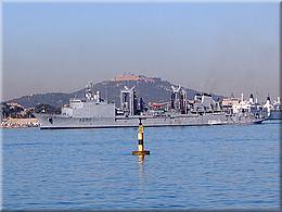 0251 Fruehstueck im Hafen von Toulon mit Blick auf die ganzen Marinekutter.JPG