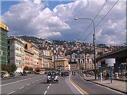 0439 Genua - schlechtes Wetter passend zur Stimmung mords Verkehr.JPG