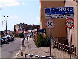 0813 Hupen verboten Schild Piombino - Blick auf Elba.JPG