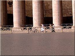 1318 Rom Vatikanstadt Plazza Venezia und Coloseum by night.jpg