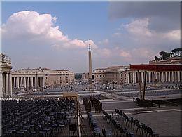 1425 Rom Vatikanstadt Plazza Venezia und Coloseum by night.jpg