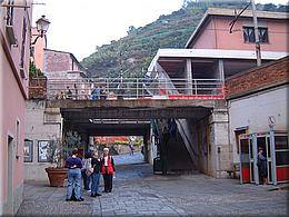 2222a Marode Eisenbahnbruecke noch dazu Bahnhof  - Cinque Terre  - Vernazza.JPG